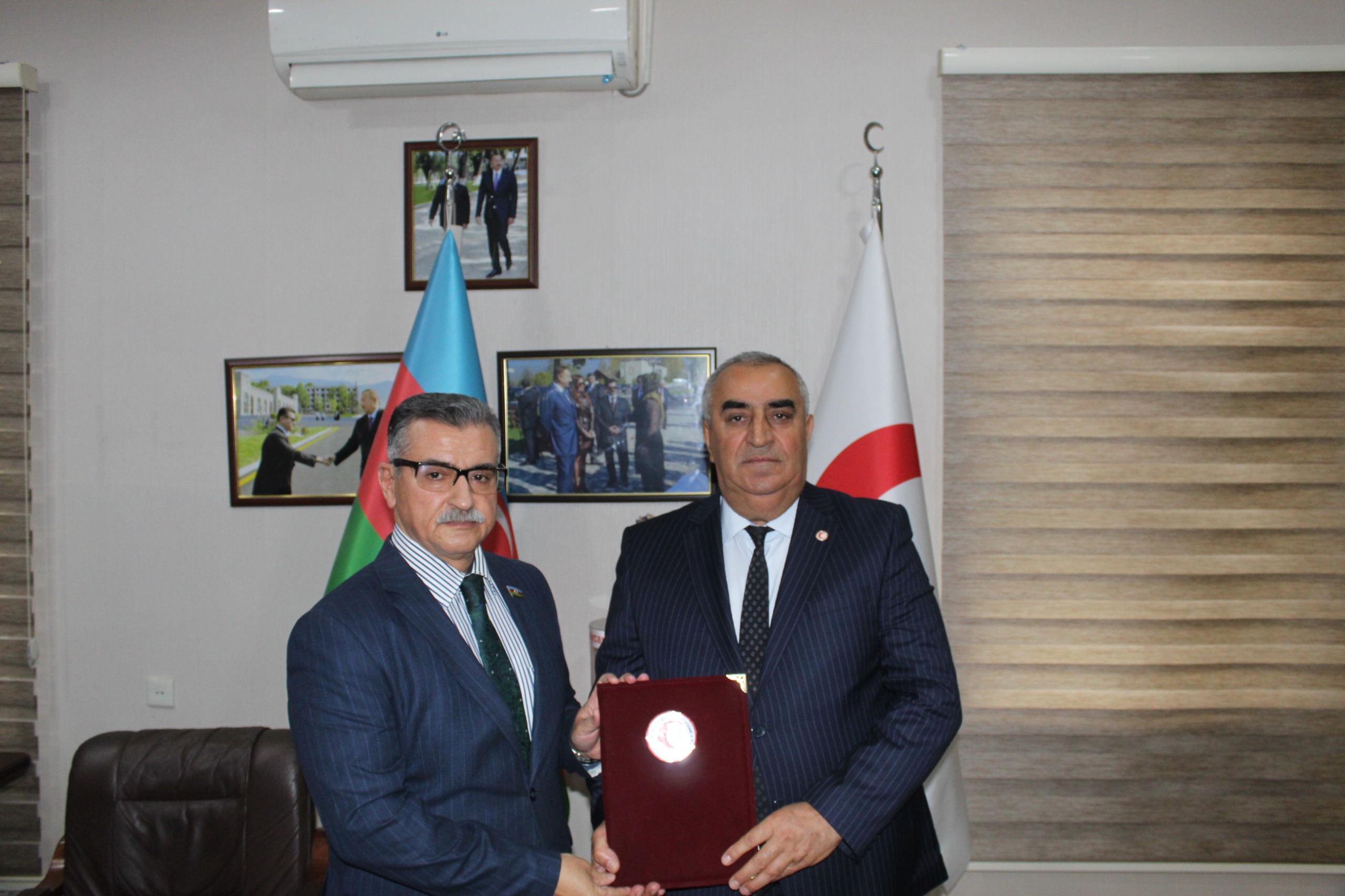  The President of the Azerbaijan Red Crescent Society Dr. Novruz Aslanov congratulated a coordinator of the Sabirabad Regional Center Vilayat Muradli on his birthday